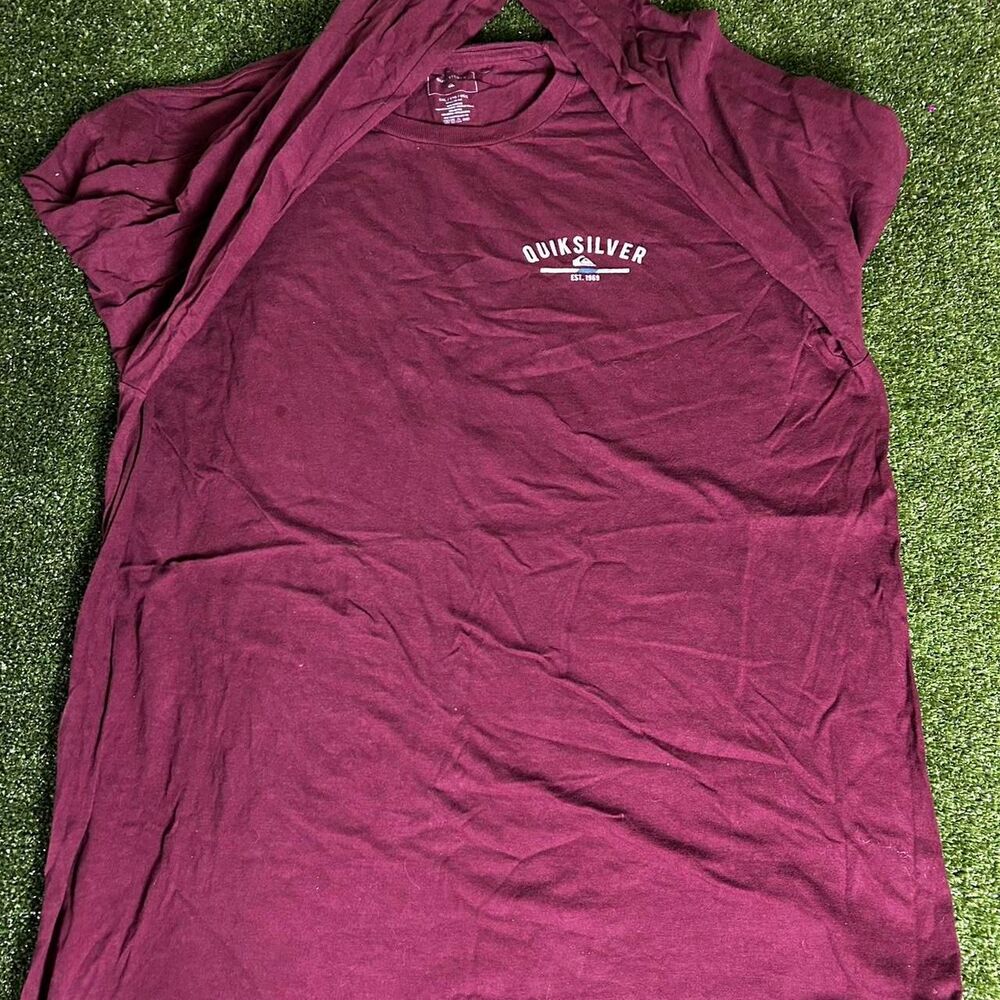 Quiksilver Men's Burgundy and Red T-shirt
